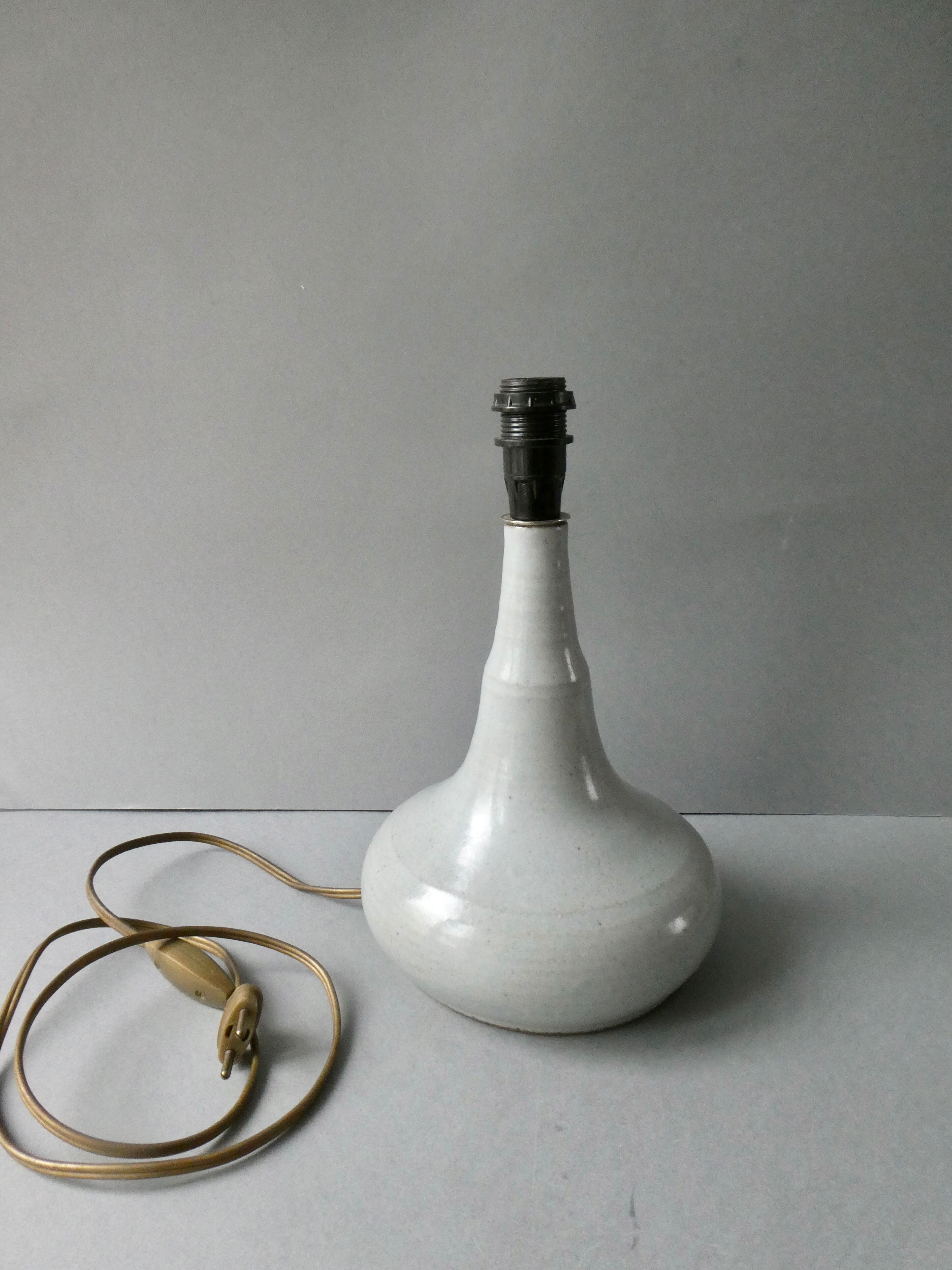 Lampe en grès ton gris bleu des années 70