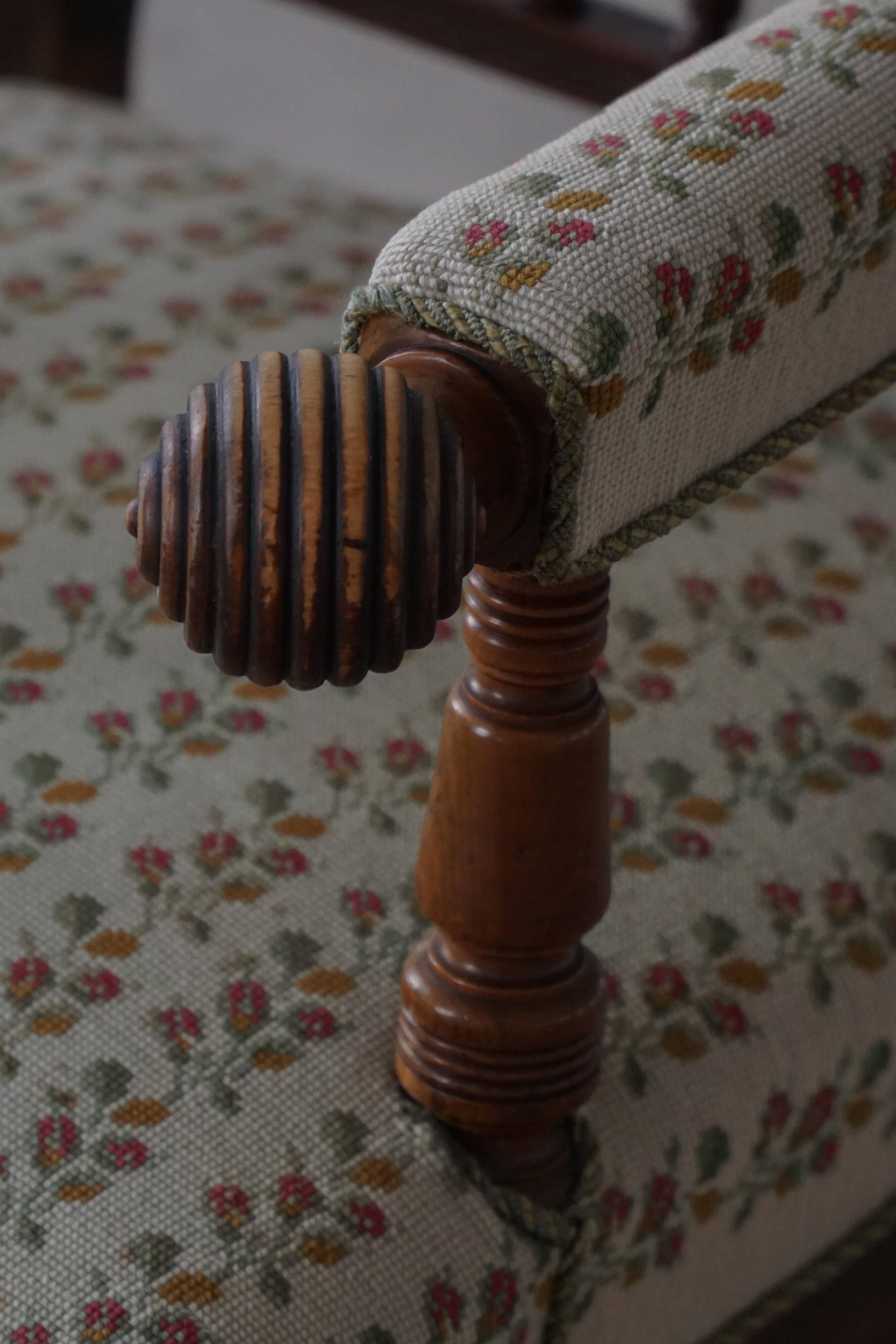 Fauteuil danois moderne en bois tourné avec tissu floral, début du XXe siècle