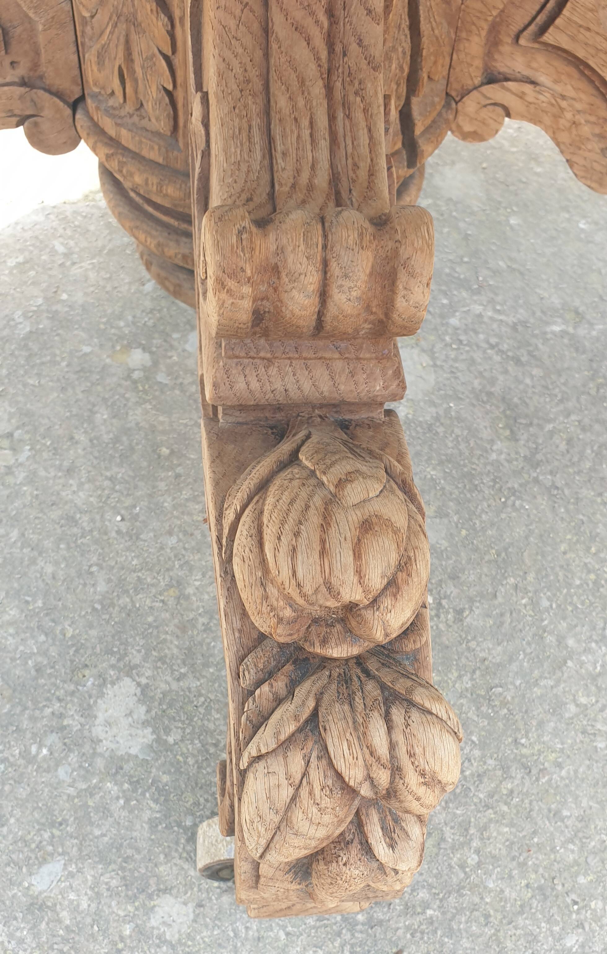 Table with central leg in solid oak, natural wood, carved base