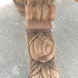 Table with central leg in solid oak, natural wood, carved base