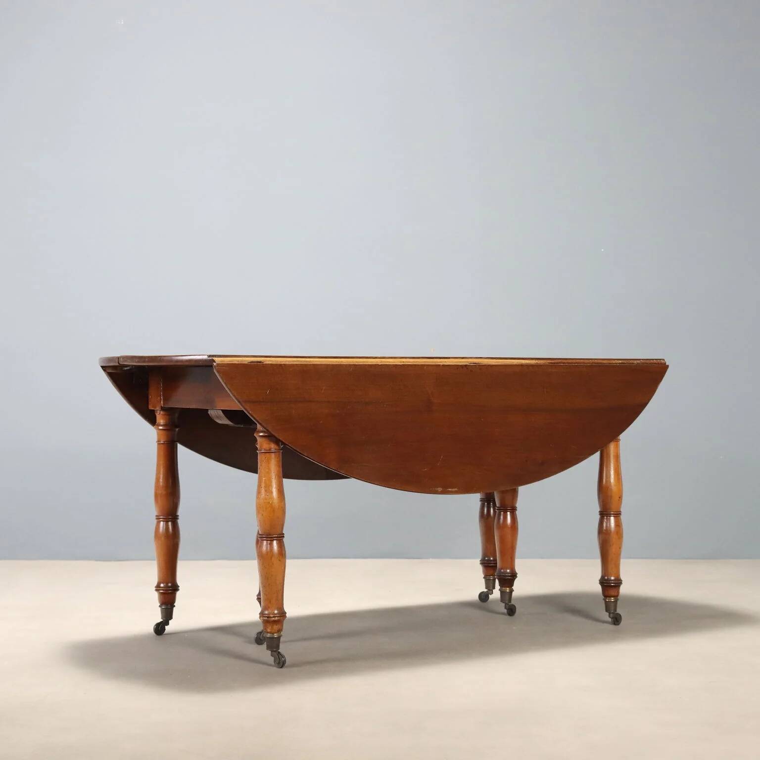 Table ancienne extensible en noyer, Italie, XIXe siècle