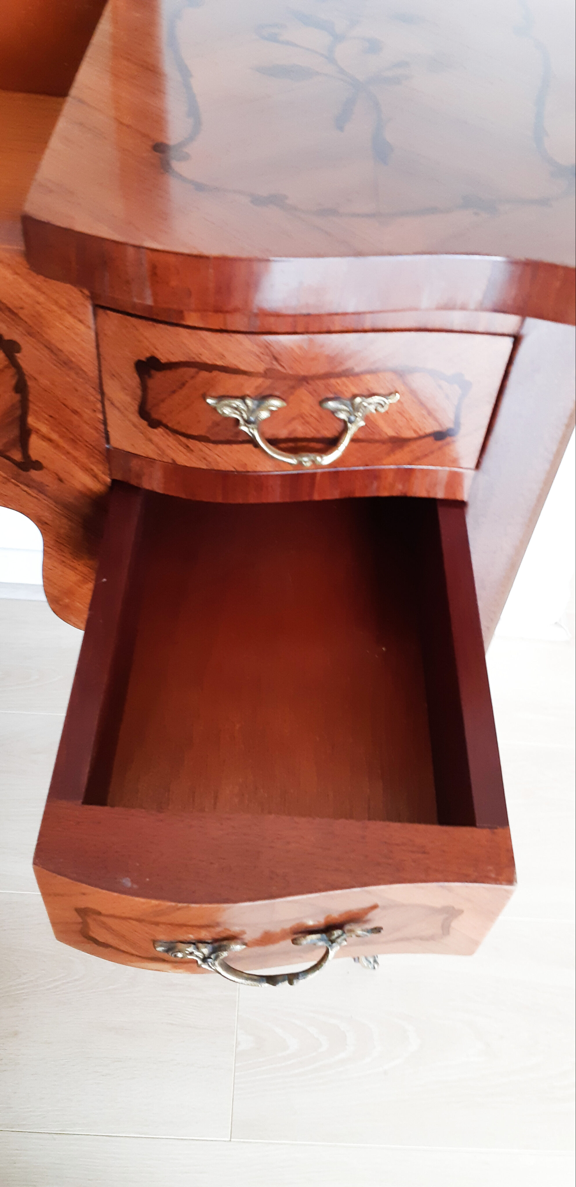 Dressing table in rosewood marquetry