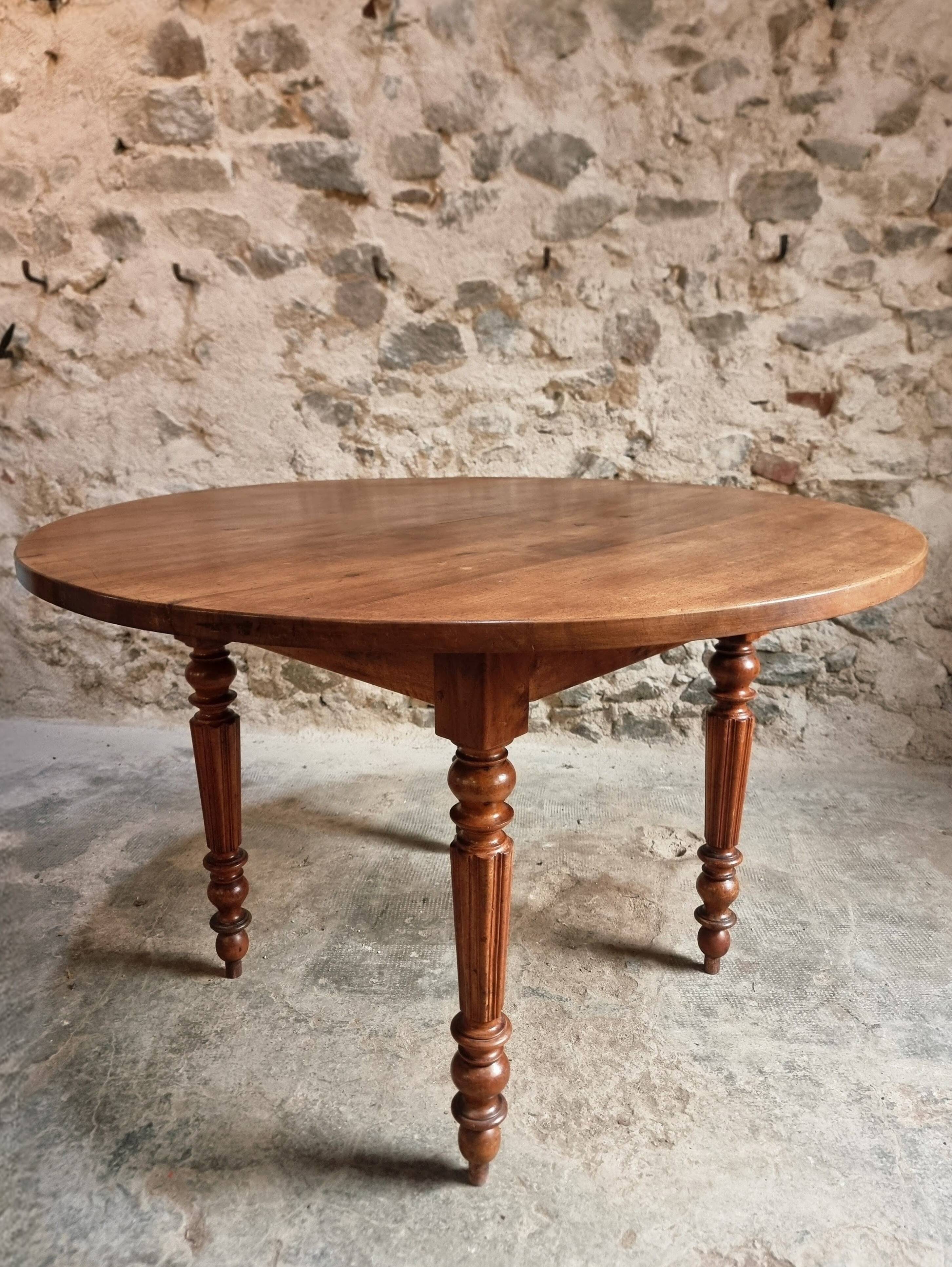 Table à manger ronde française ancienne en noyer, vers 1880–1900