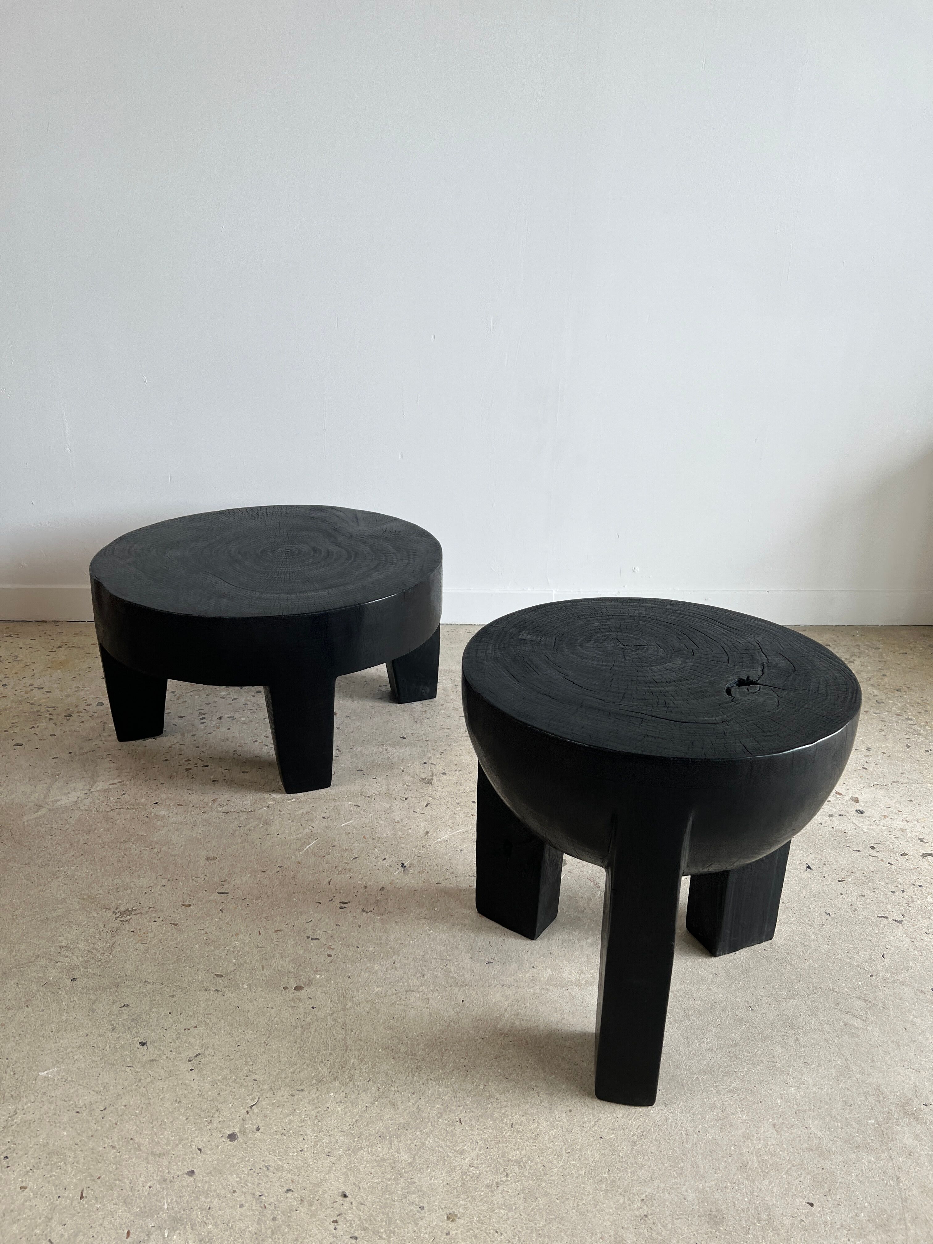 Black mango wood tripod side table with a semi-spherical top, height: 45 cm, diameter: 44 cm.