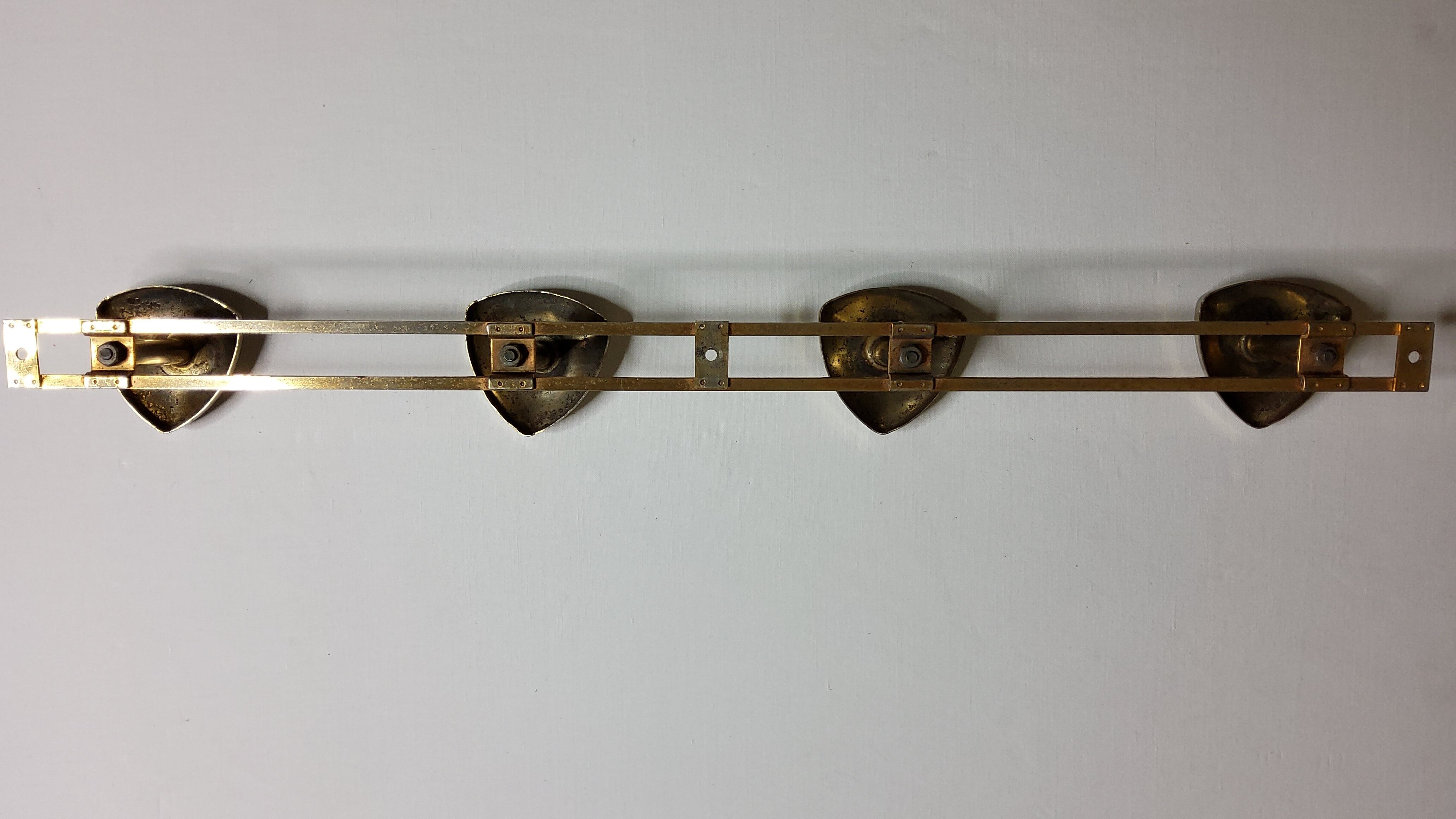 Portemanteau mural en métal doré vintage 4 patères trianglulaires, 63 cm