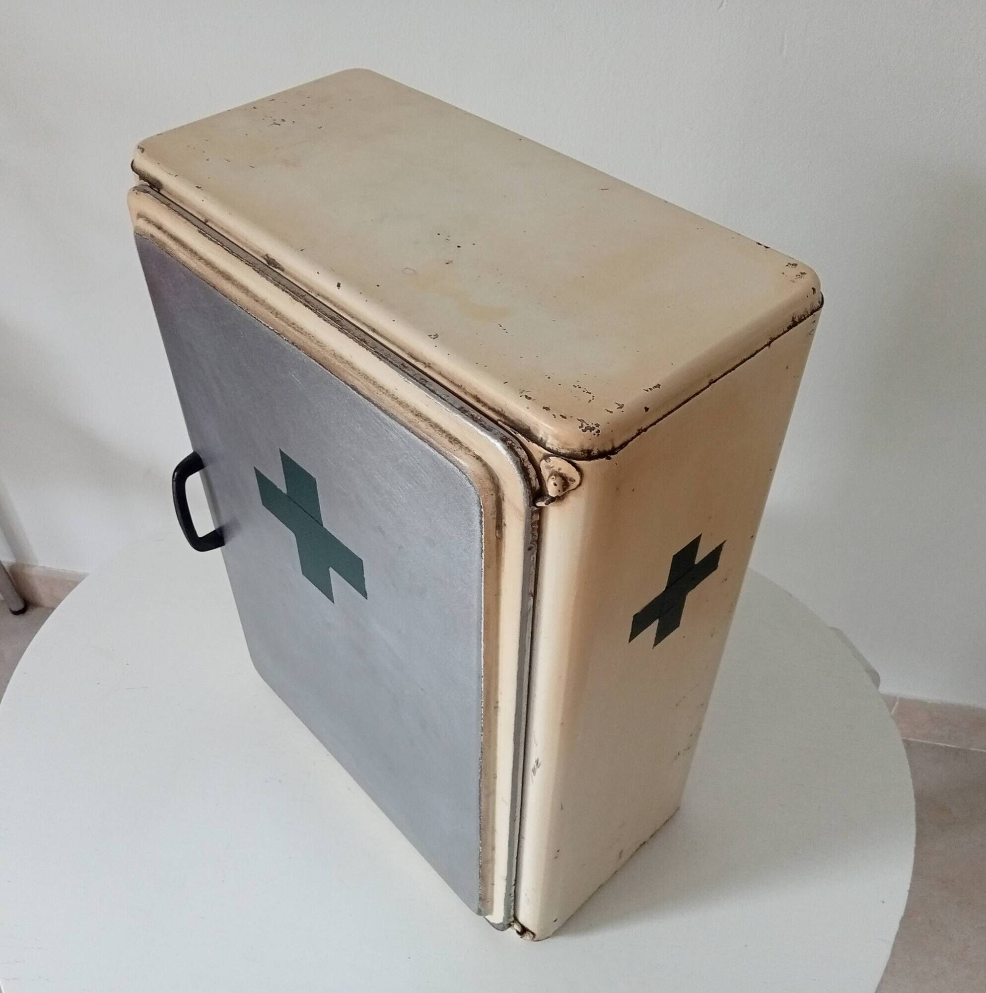 Vintage metal medicine cabinet from the 50s/60s