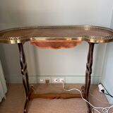 Kidney table with marquetry with bronze gallery
