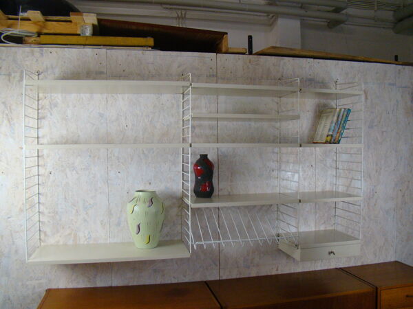 Unité d'étagères blanches Deninning de Nisse de Cru