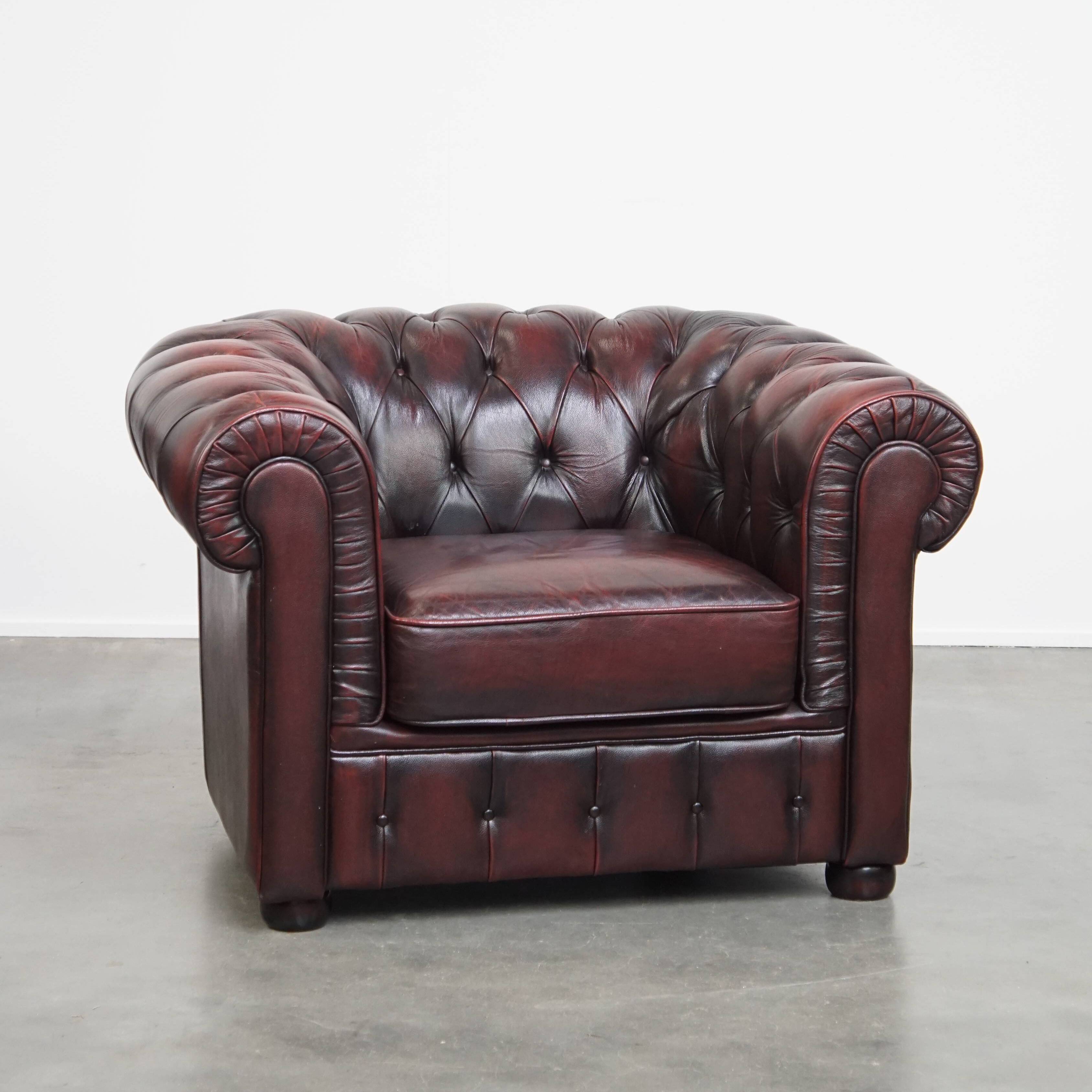 Grand fauteuil club Chesterfield en cuir de vachette rouge foncé