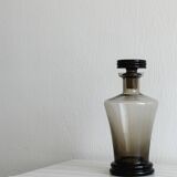 Carafe, bouteille ancienne en verre fumé avec bouchon sculpté.
