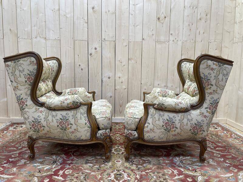 Paire de fauteuils bergères de style Louis XVa oreilles