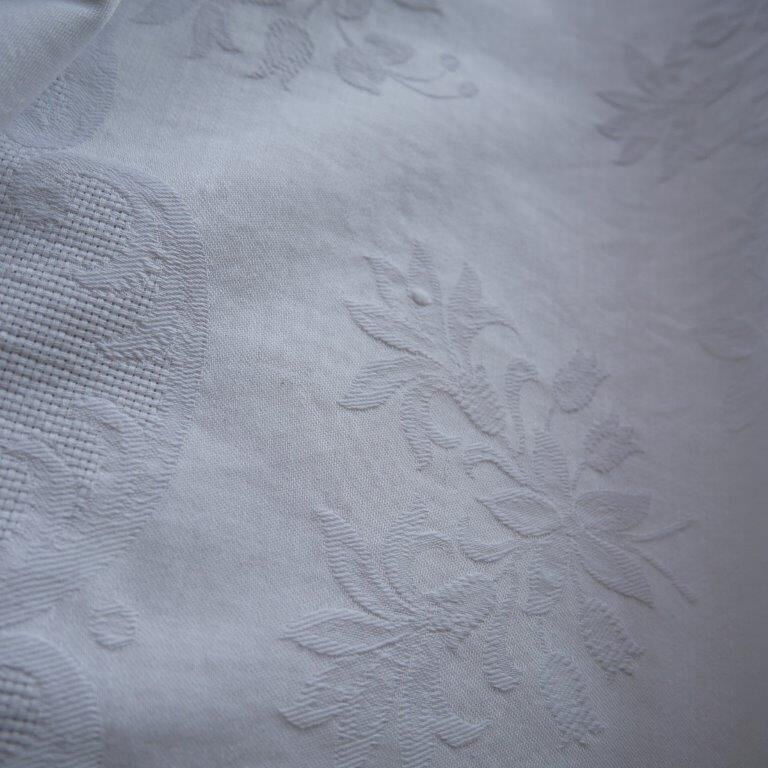 White cotton damask tablecloth with 6 towels