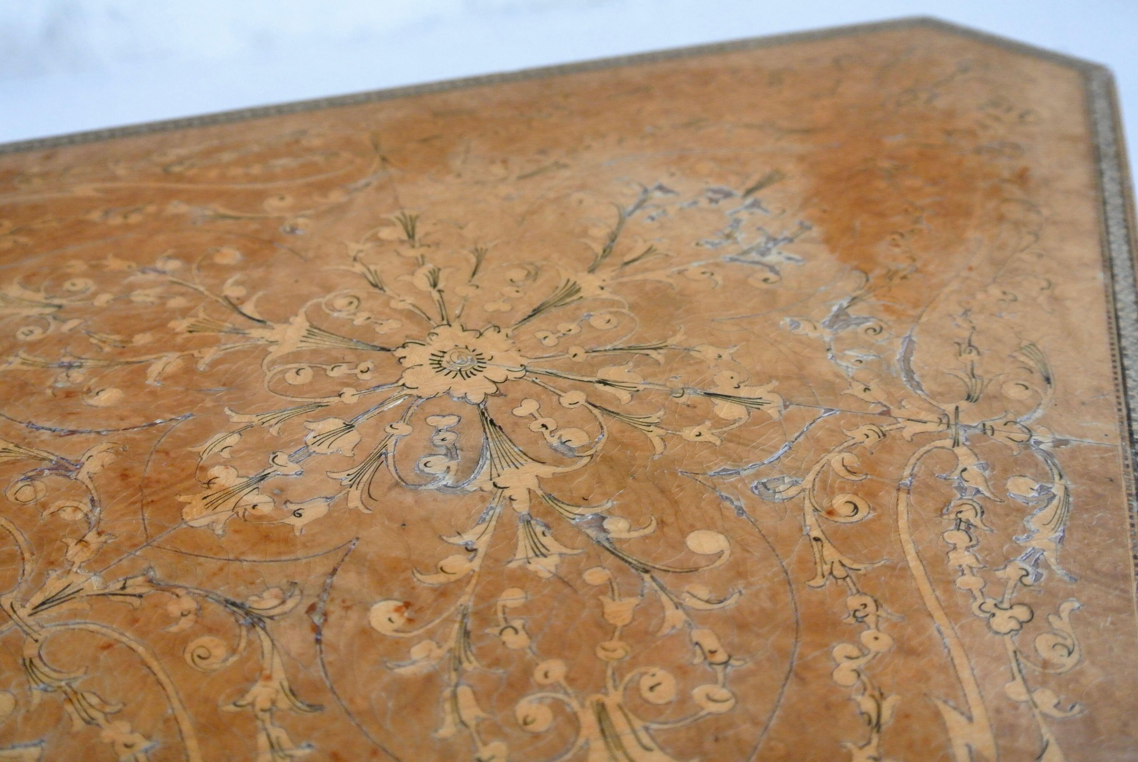 Musical coffee table of triangular shape, fruit wood, tray and feet with marquetry décor