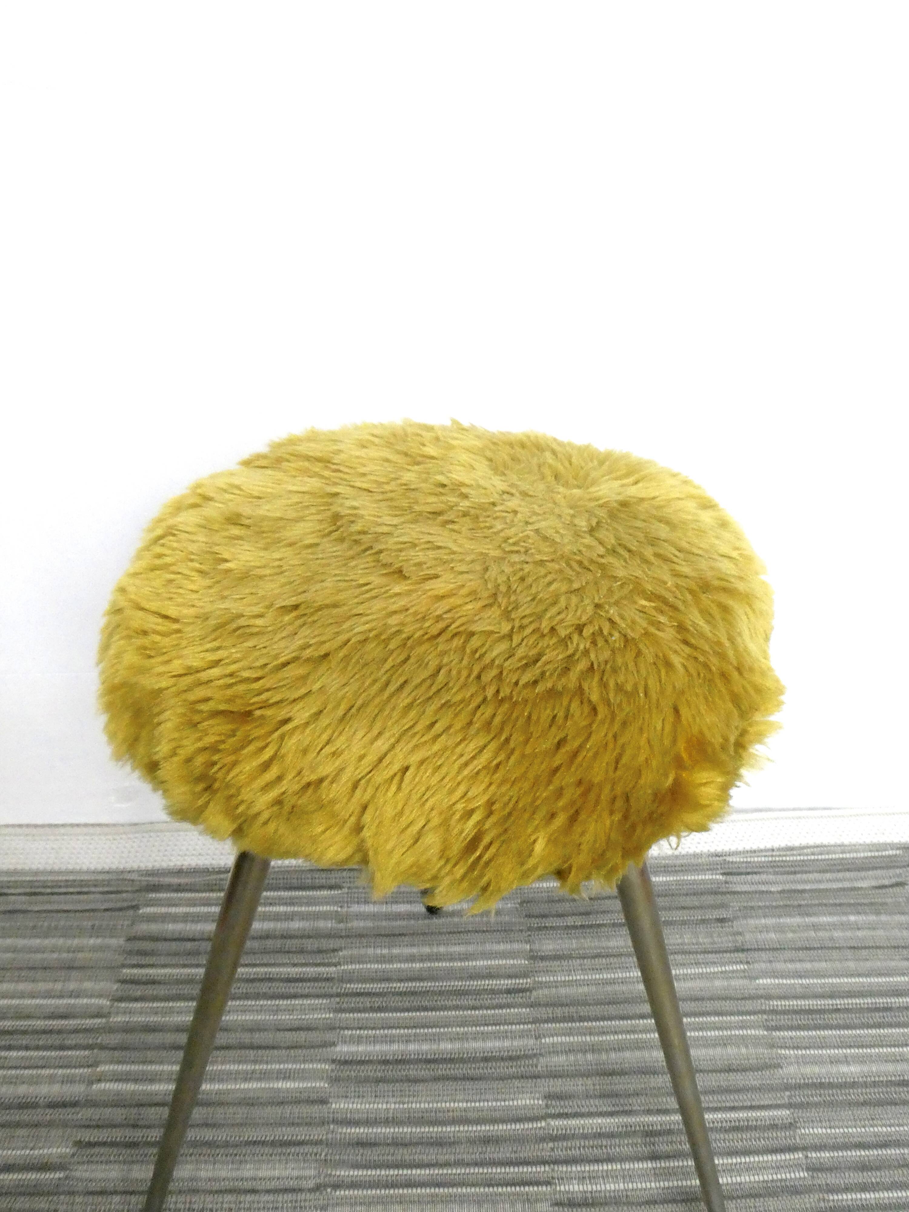 Tabouret tripode avec assise moumoute des années 60