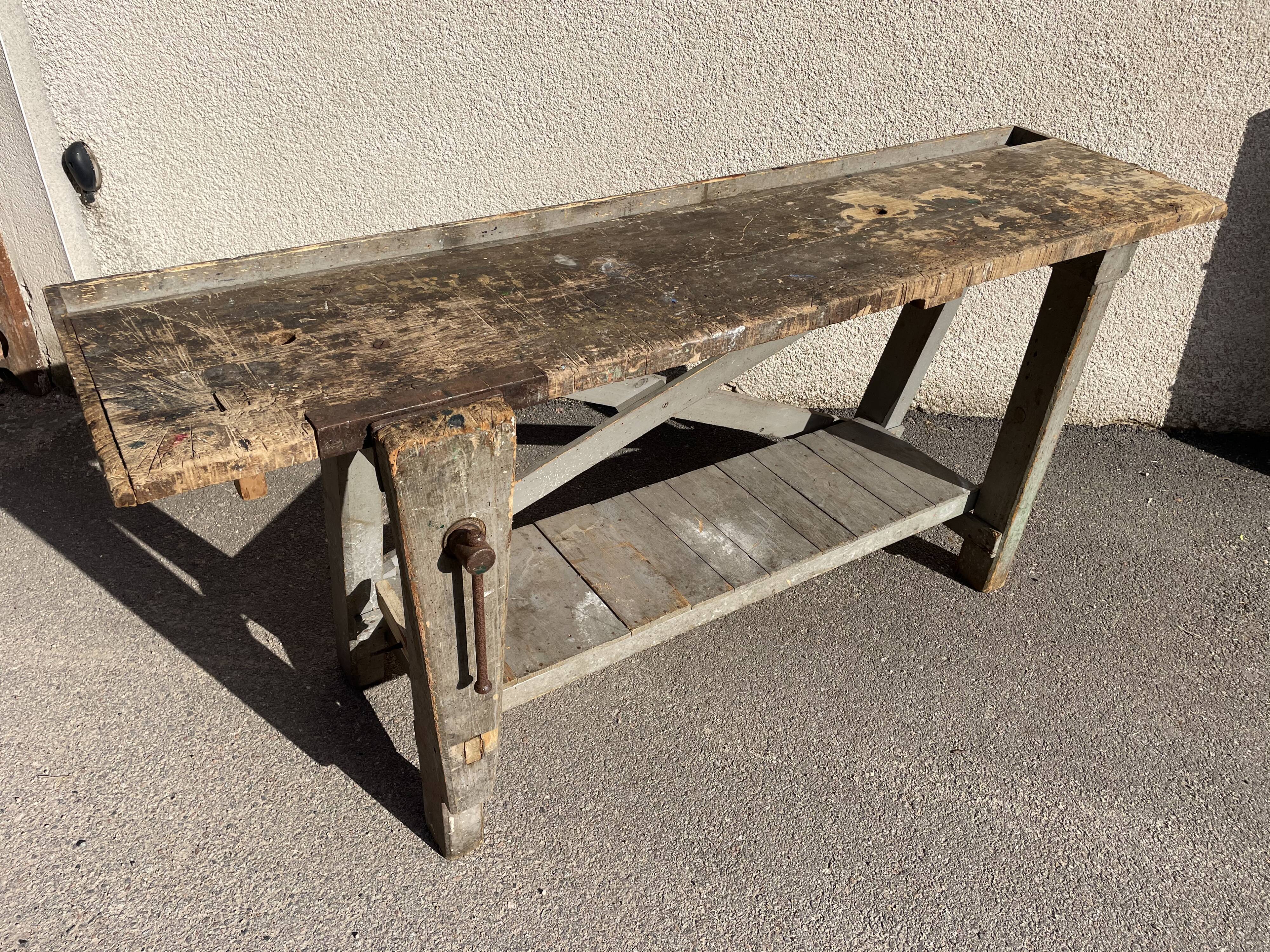 Luthier 19's grey workbench