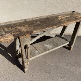 Luthier 19's grey workbench