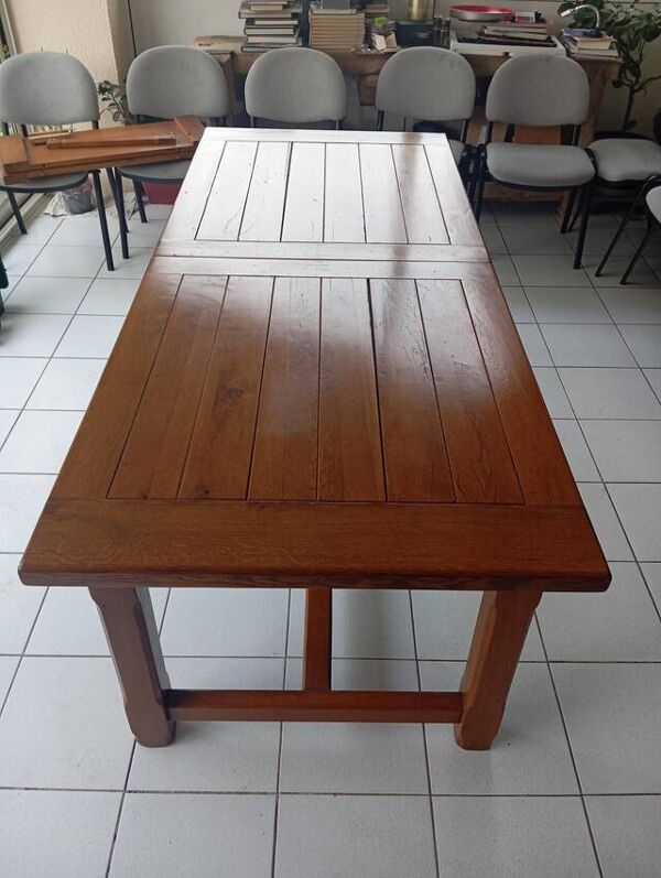 Grande table de salle à manger rectangulaire en chêne massif de style néo-rustique.