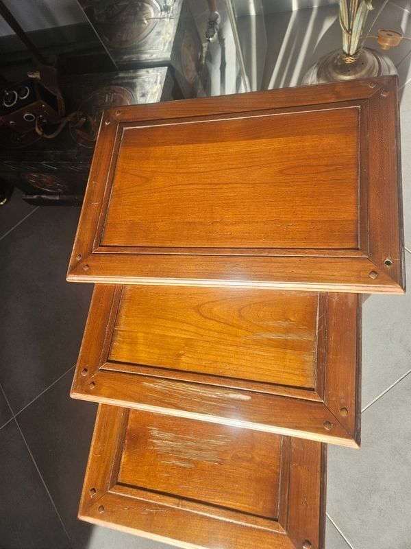 Set of 3 nesting tables in solid wood.