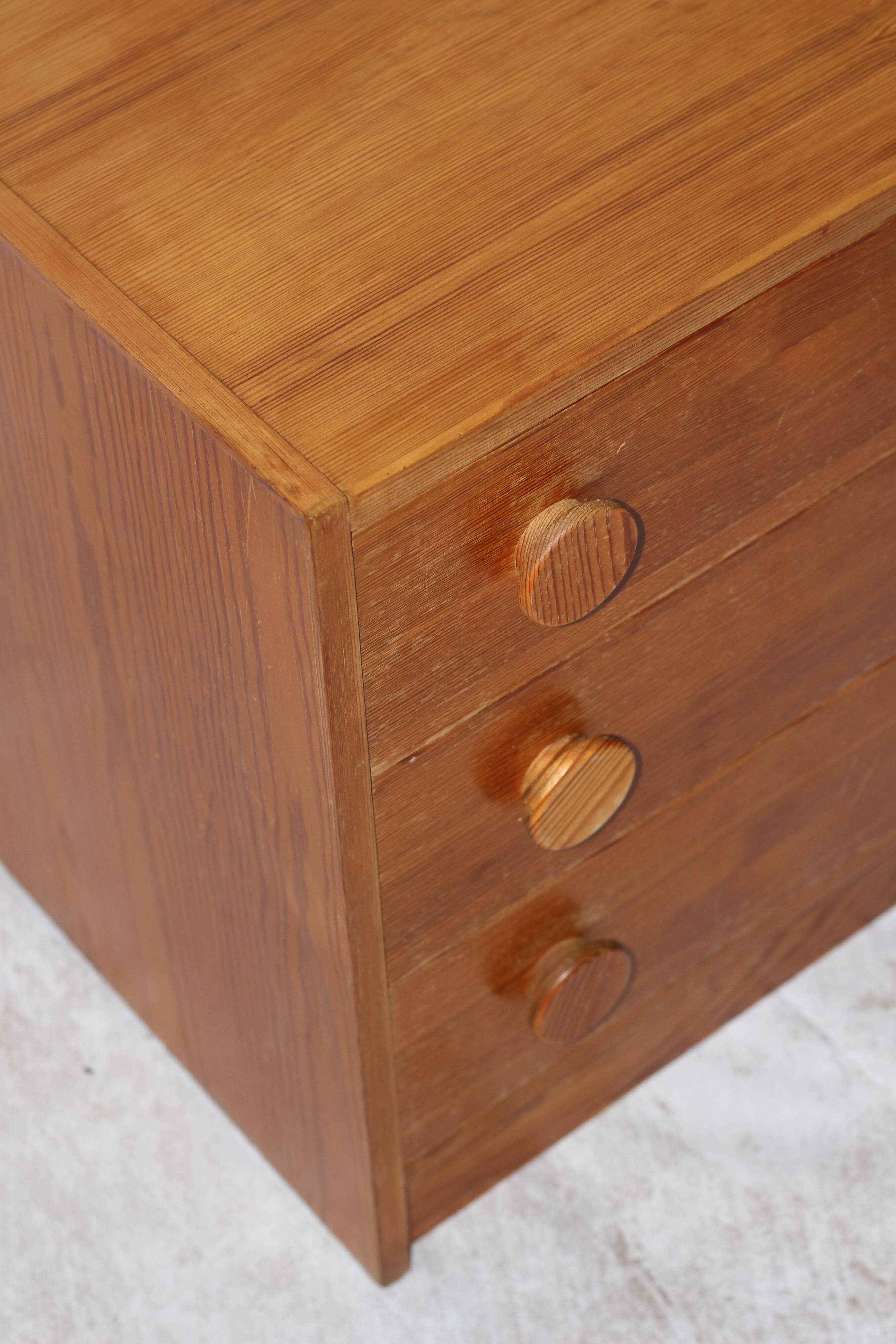 Petite commode en pin scandinave vintage