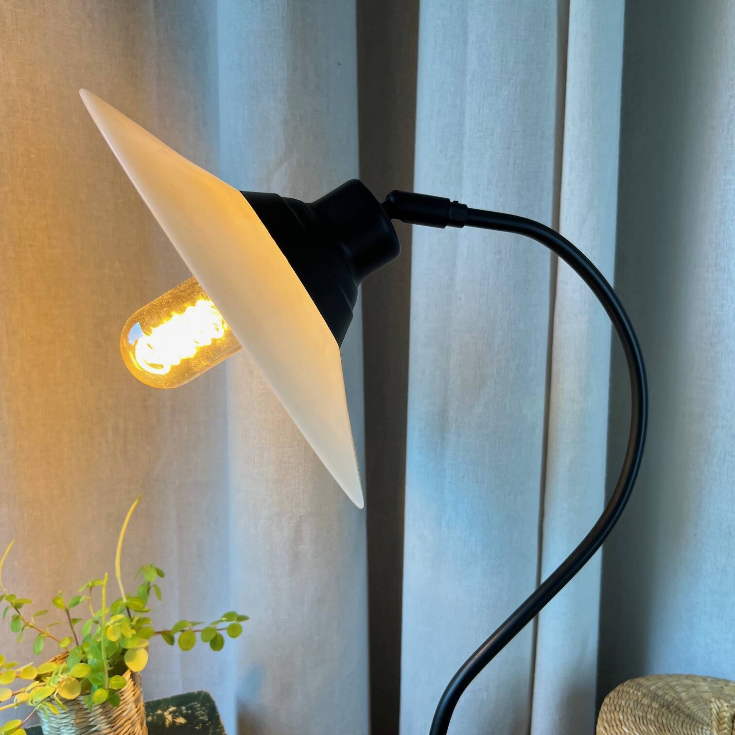 Lampe vintage en métal et opaline