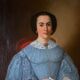 Huile sur toile Portrait de femme en robe bleue et éventail Milieu XIXe