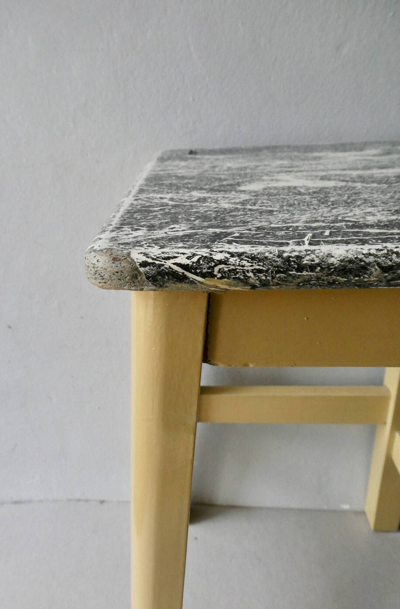 Tabouret des années 50 en bois dans sa couleur d'origine