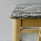 Tabouret des années 50 en bois dans sa couleur d'origine