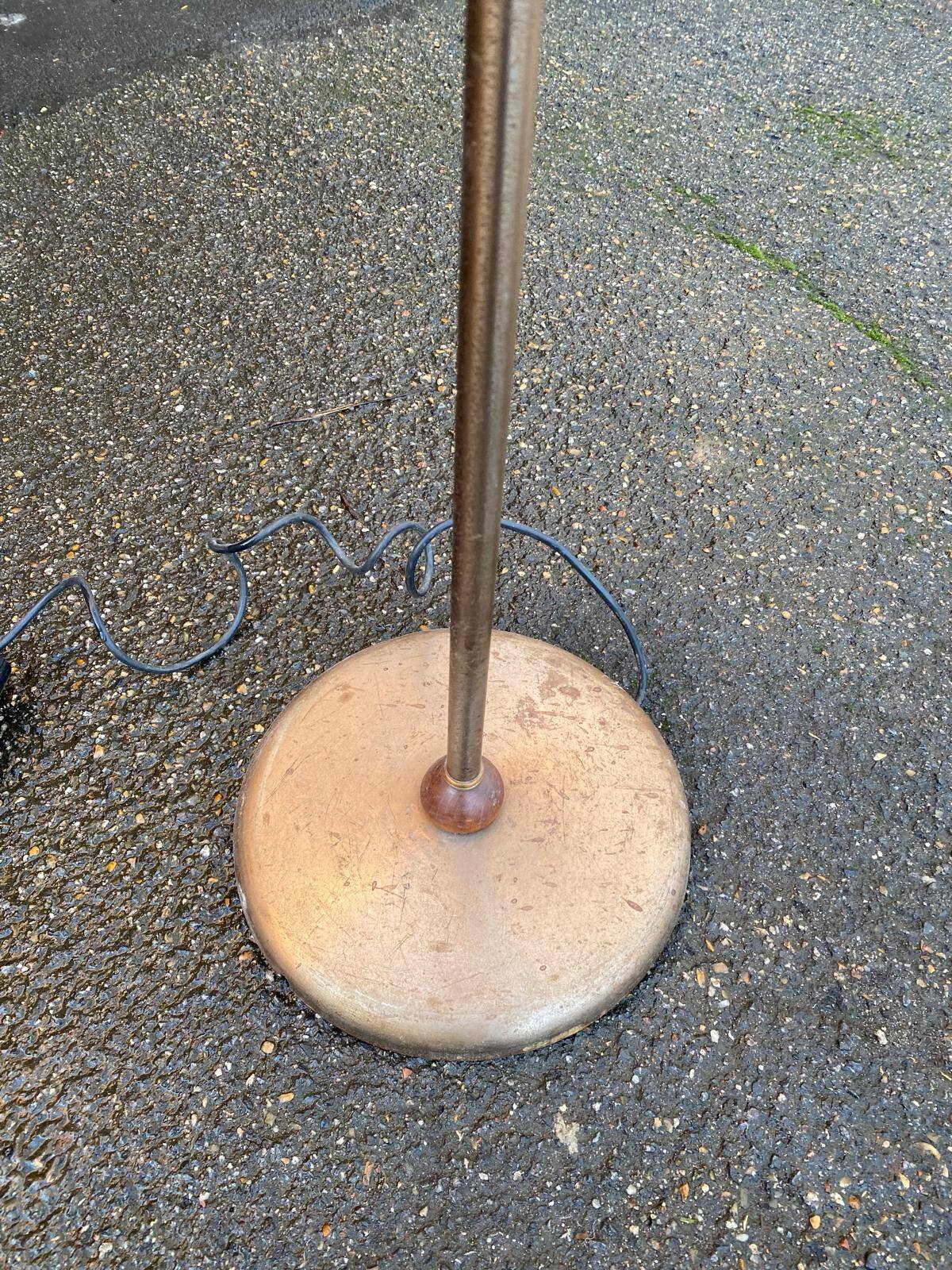 Vintage articulated floor lamp in gilded bronze and solid wood 1950.