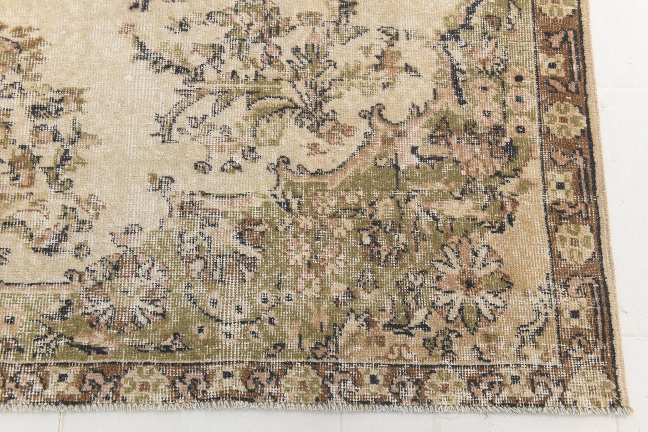 Tapis Anatolien Vintage Clair – Motifs Floraux Élégants, 202x278 Cm