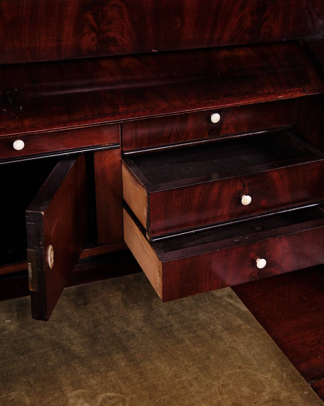Chatol - Hand polished mahogany - Mother of pearl fittings & leg knobs - Year 1860s