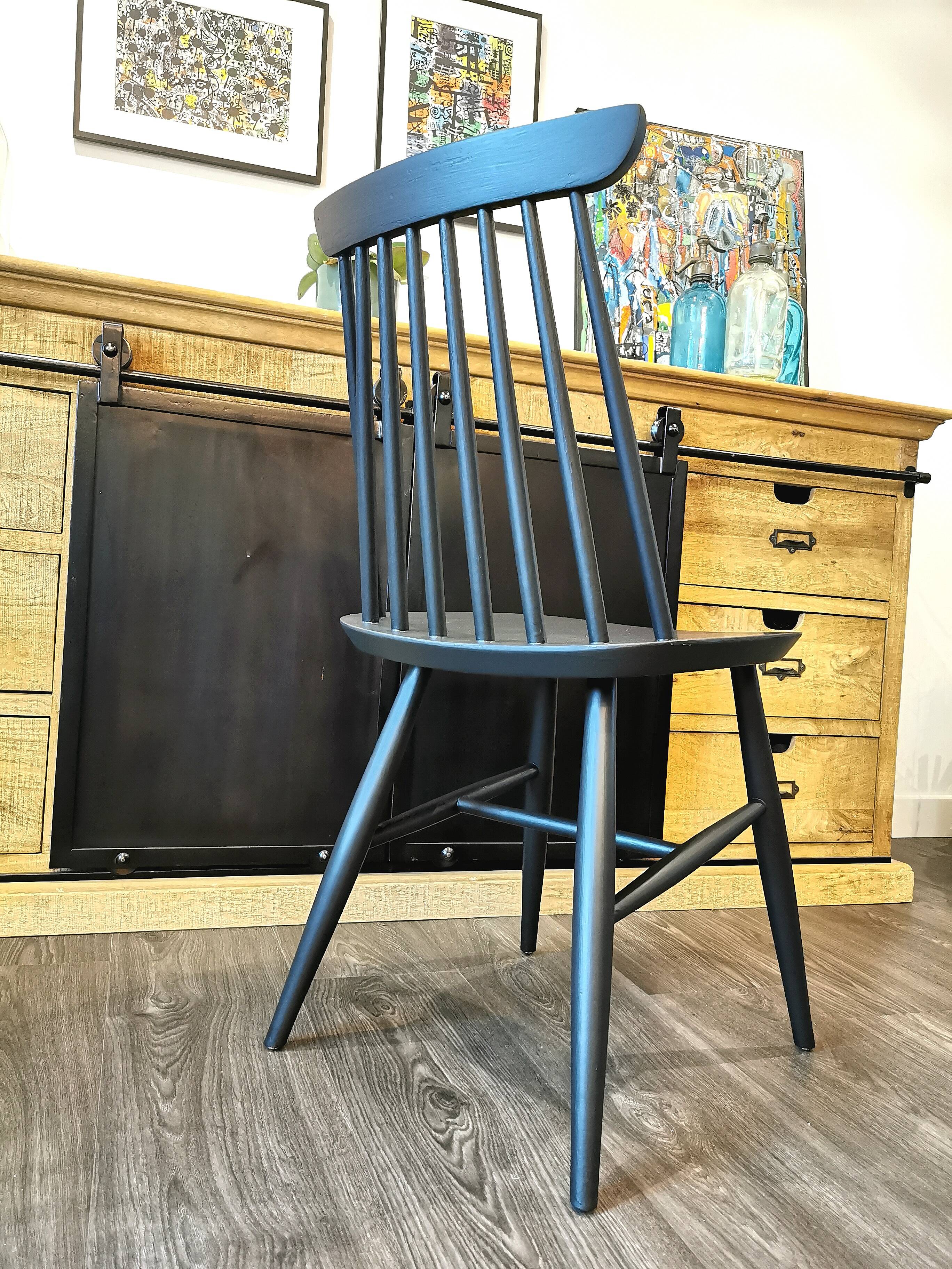 Series of 6 mismatched bistro chairs Baumann and Gizycko