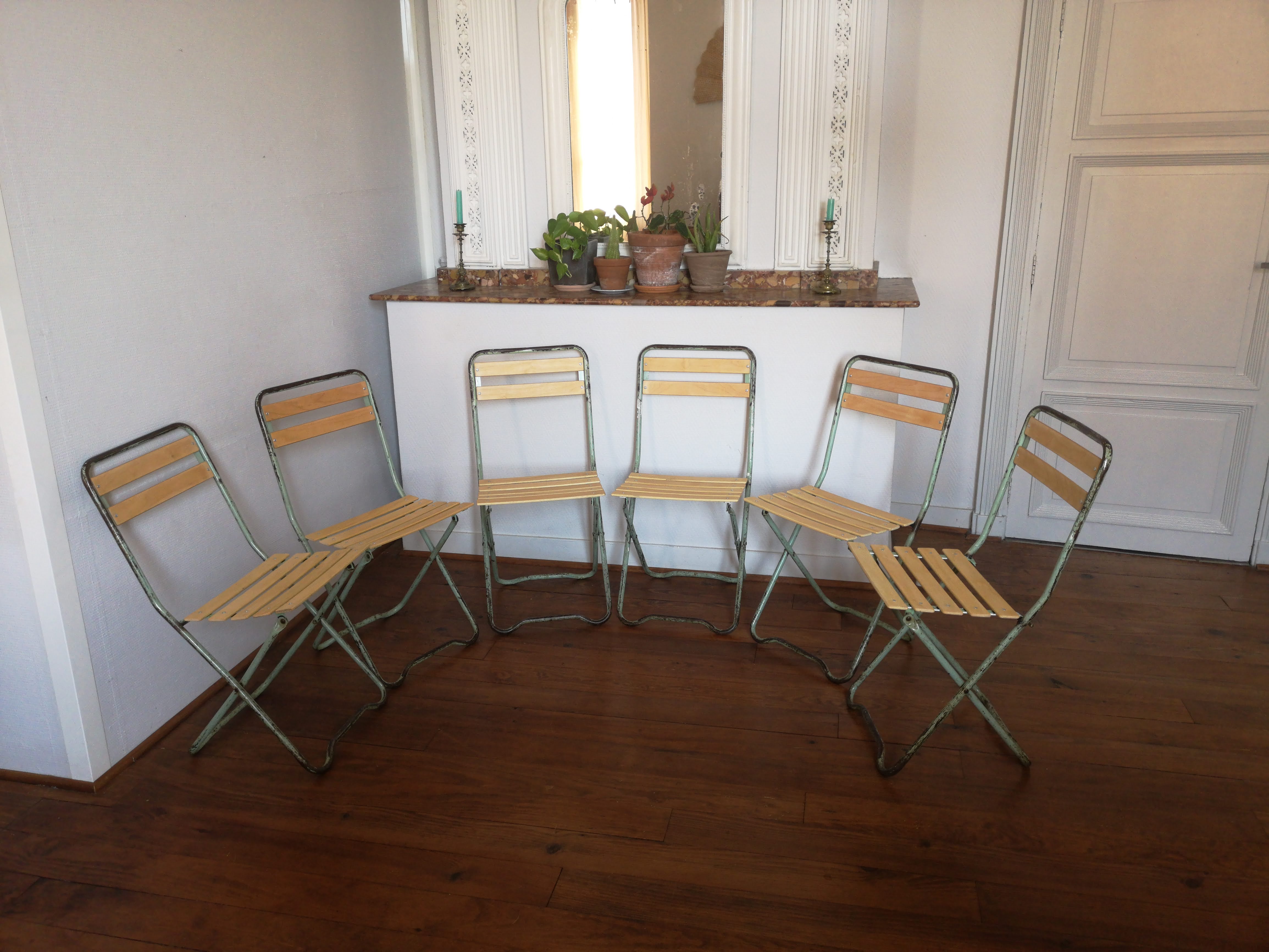 Set of 6 green folding chairs