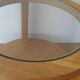 3 tables rondes avec plateaux en verre