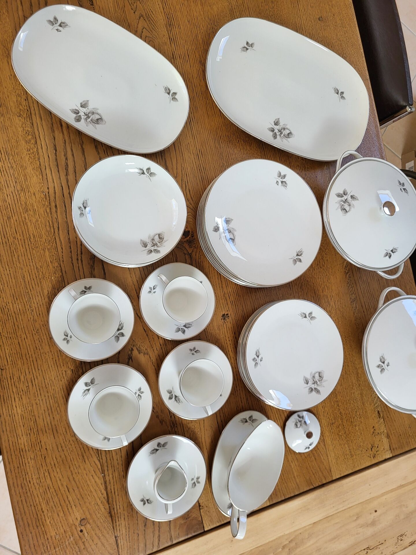 36-piece porcelain service