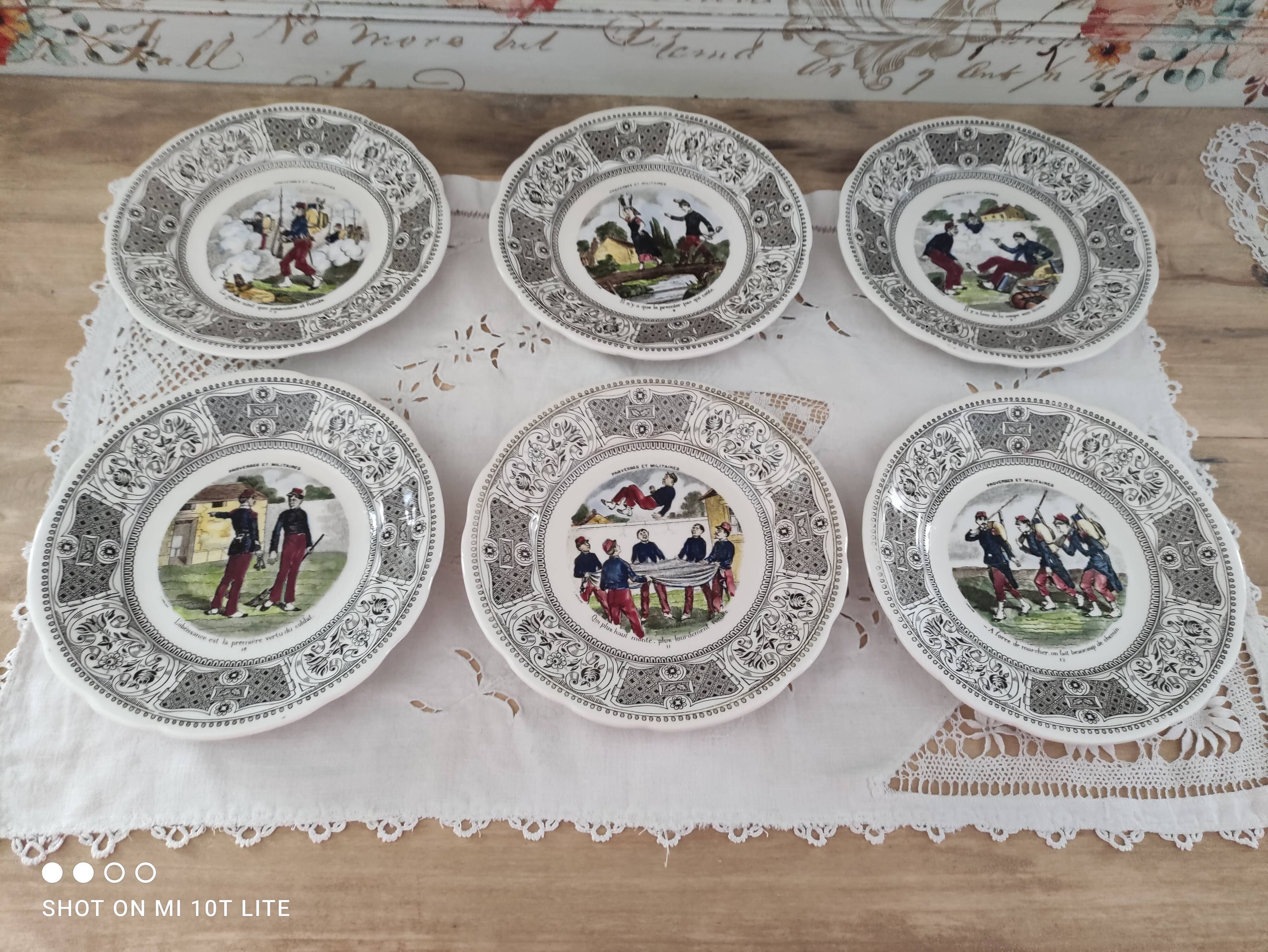 Lot de 6 assiettes à dessert parlantes en porcelaine opaque Gien France Proverbes et Militaires