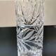 Vase soliflore tubulaire. En cristal taillé. A décor de motifs feuillus dépolis. Stylé Boho-Chic. Haut 20 cm