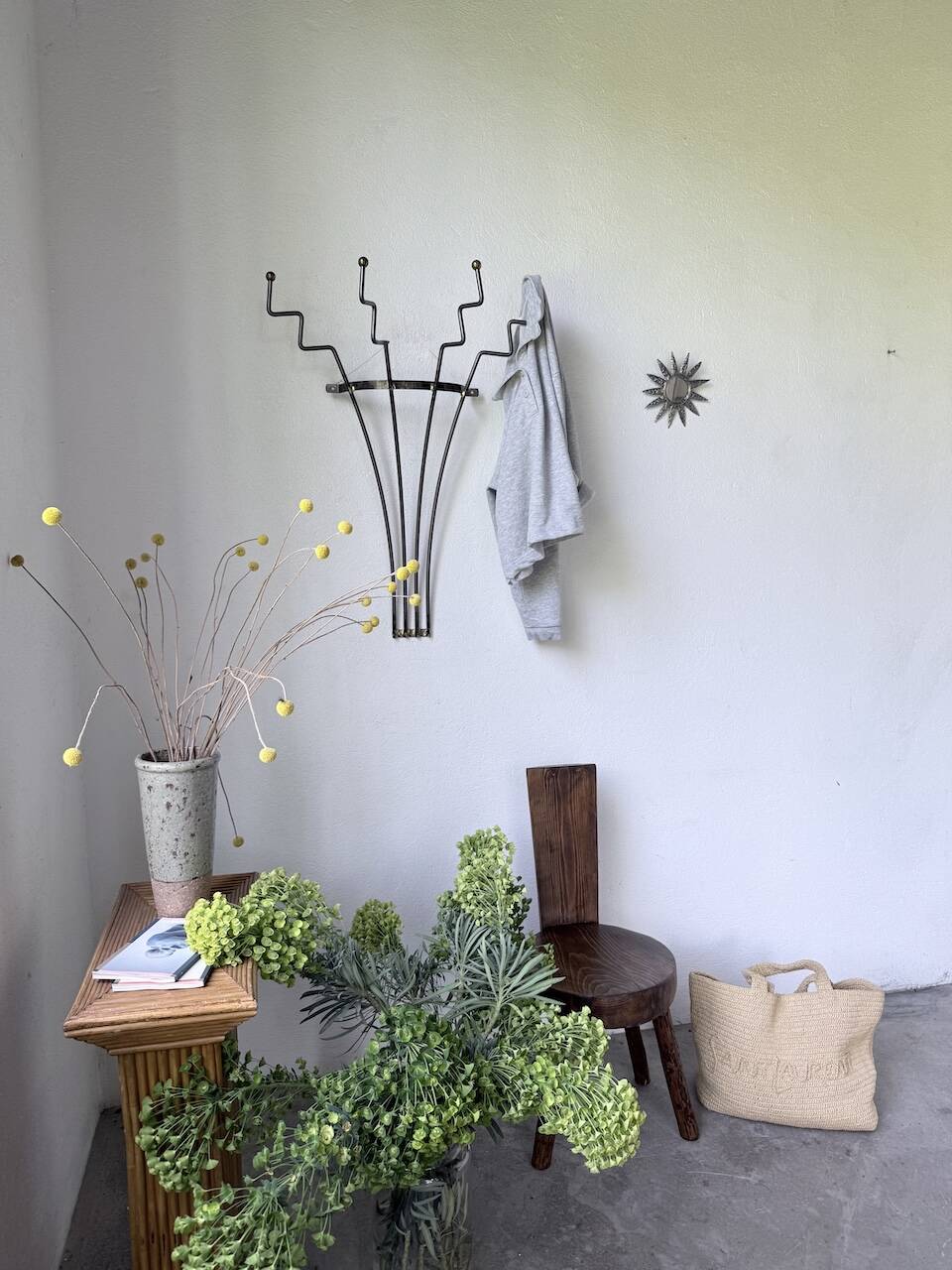 Porte manteau mural zigzag en métal et laiton 1960