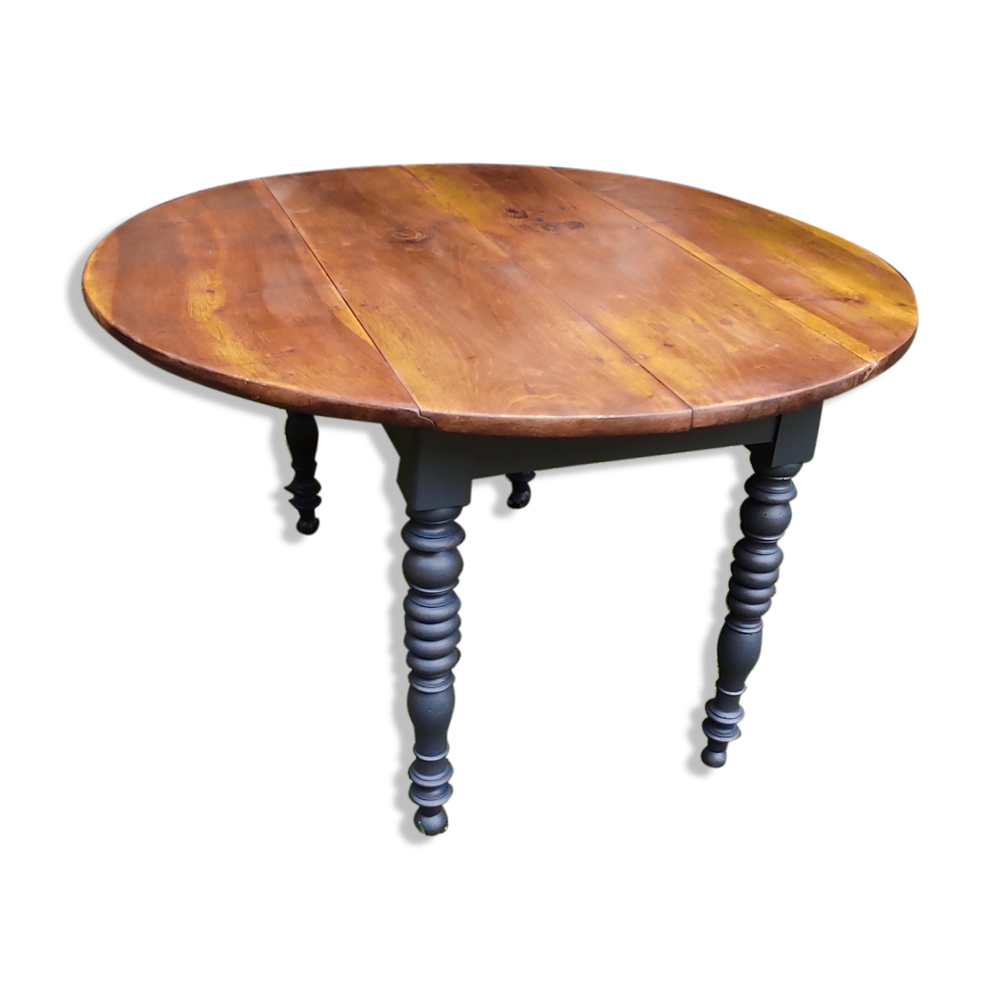 Table with flaps and castors