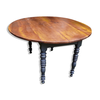 Table with flaps and castors