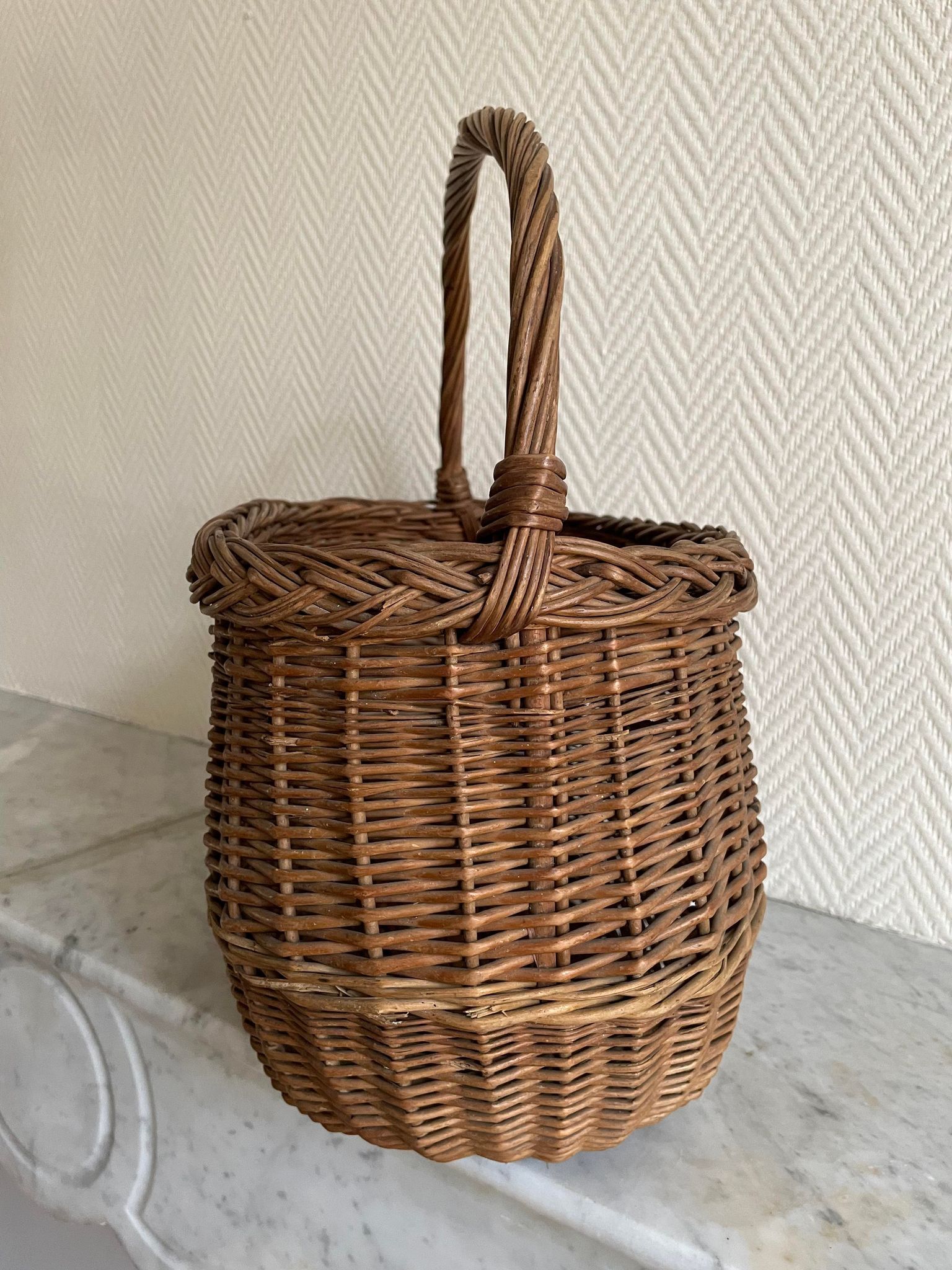 Oval wicker basket