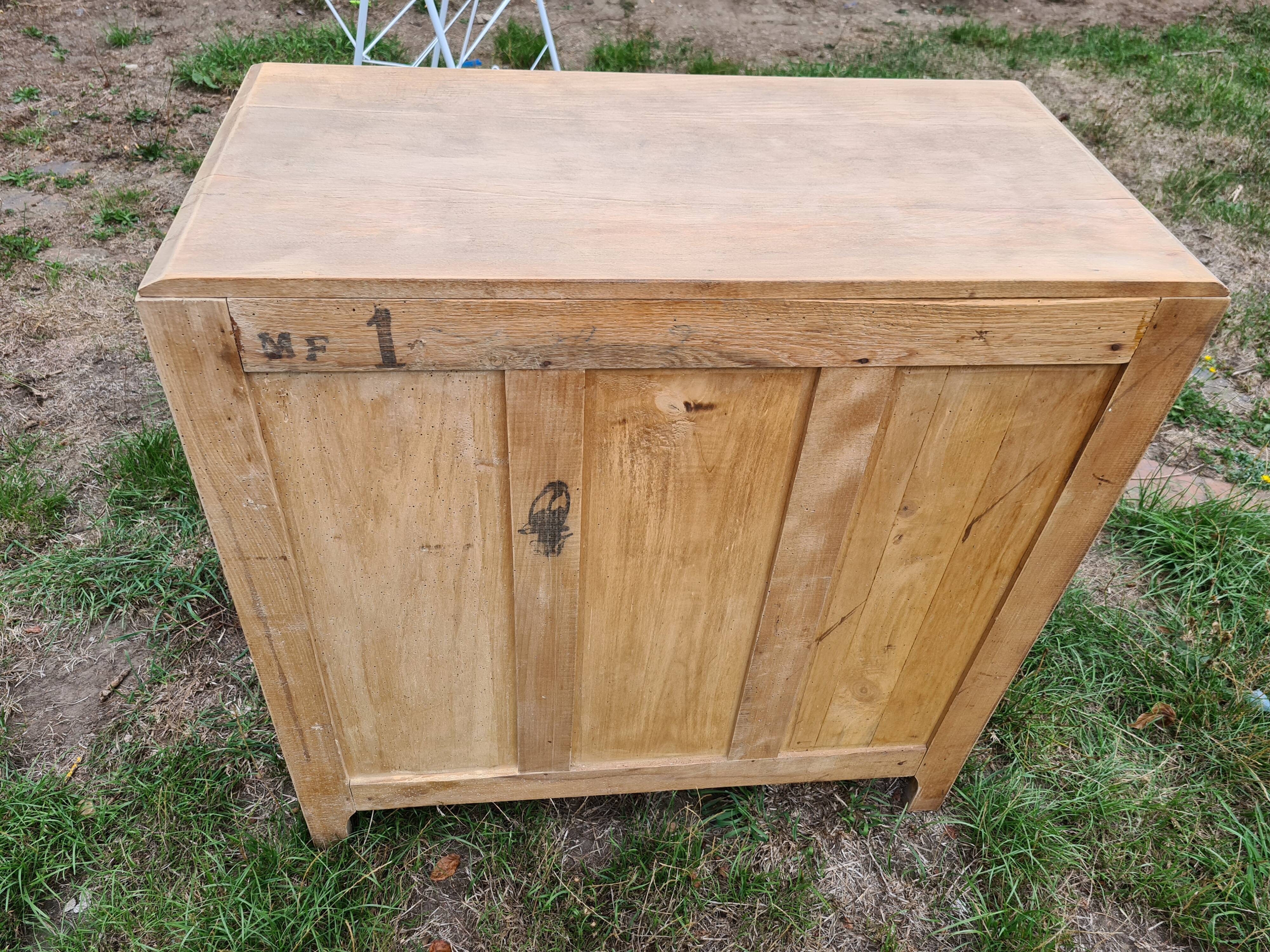 Commode en chene plateau et structure laissez brut côté facade tiroir et intérieur couleur  boa
