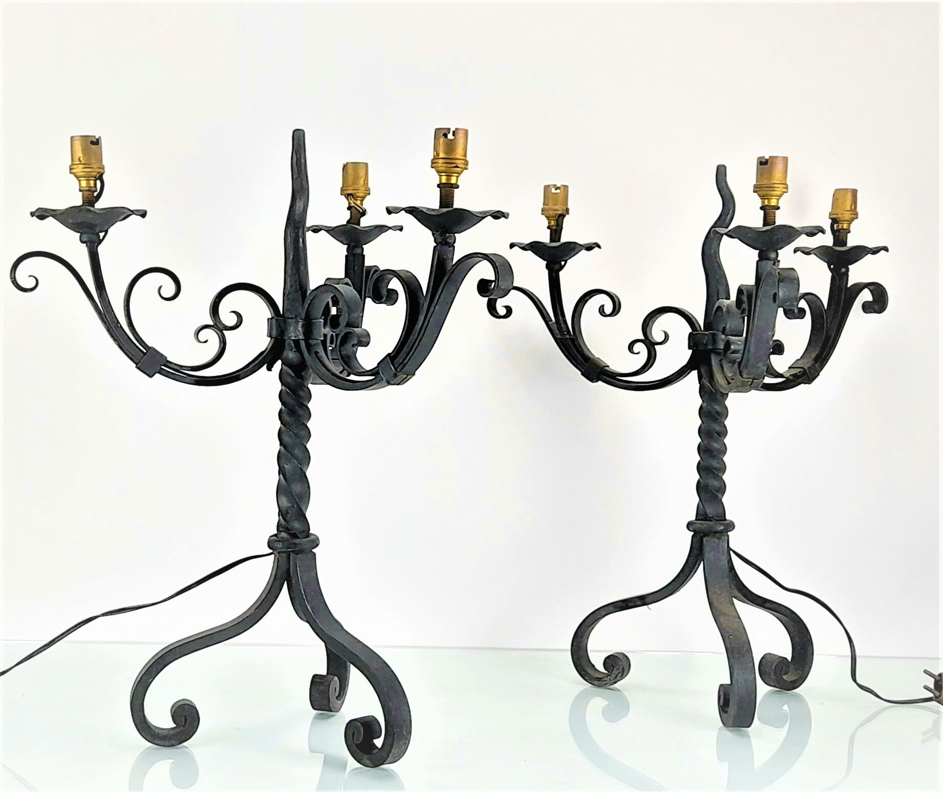 Paire de lampes chandeliers à trois lumières en fer forgé - Travail français des années 30