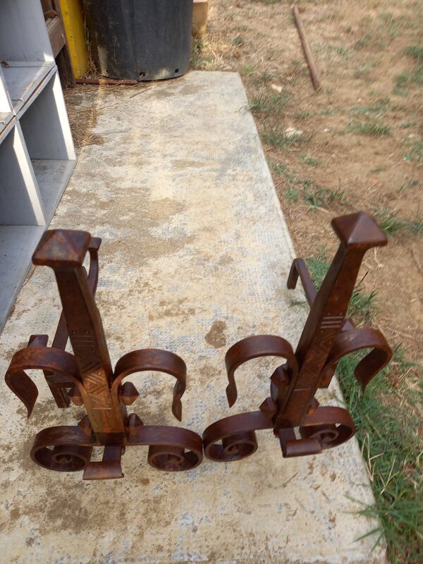 Paire de chenets anciens en fer forgé