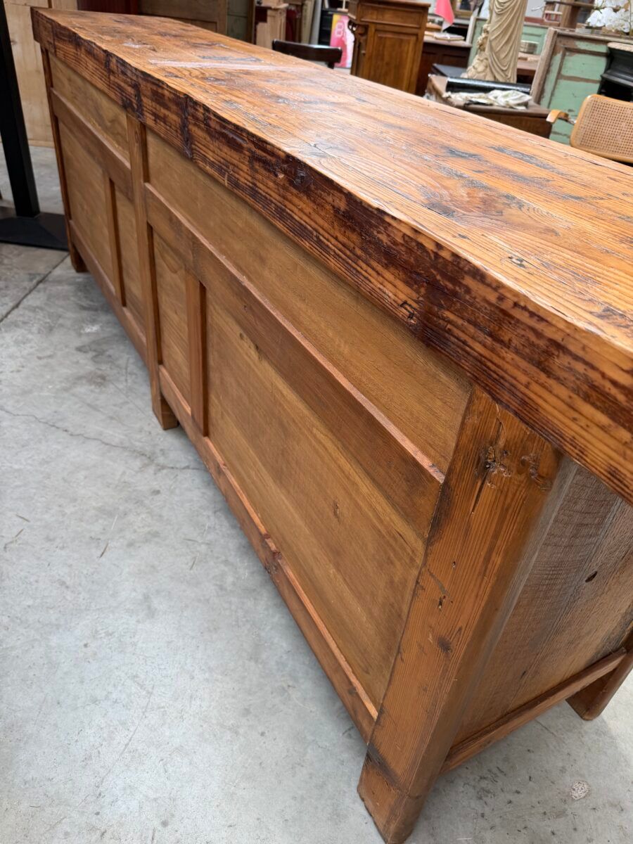 Buffet brutaliste en vieux sapin