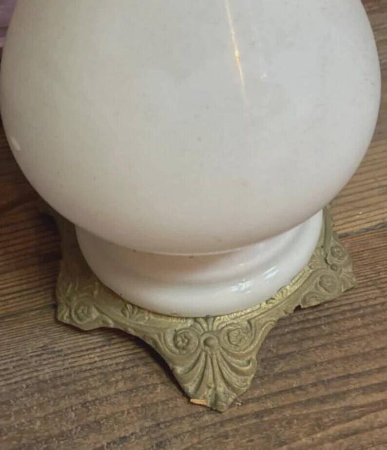 Napoleon III style salon lamp in white opaline with engraved globe – 19th / early 20th century