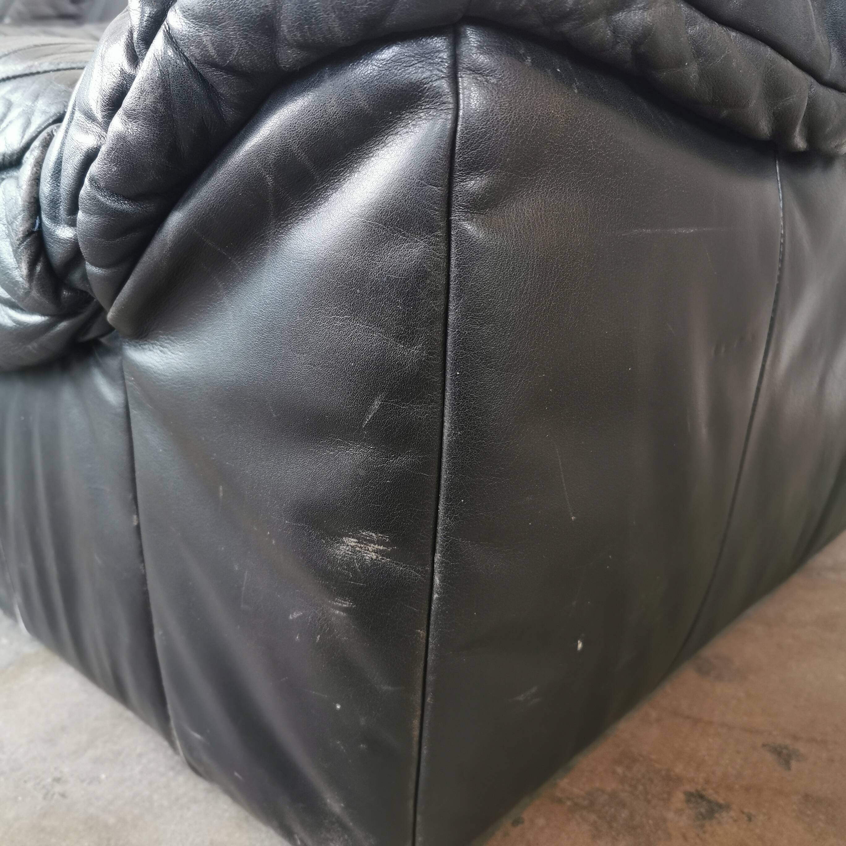 Pair of black leather armchairs from the 80s