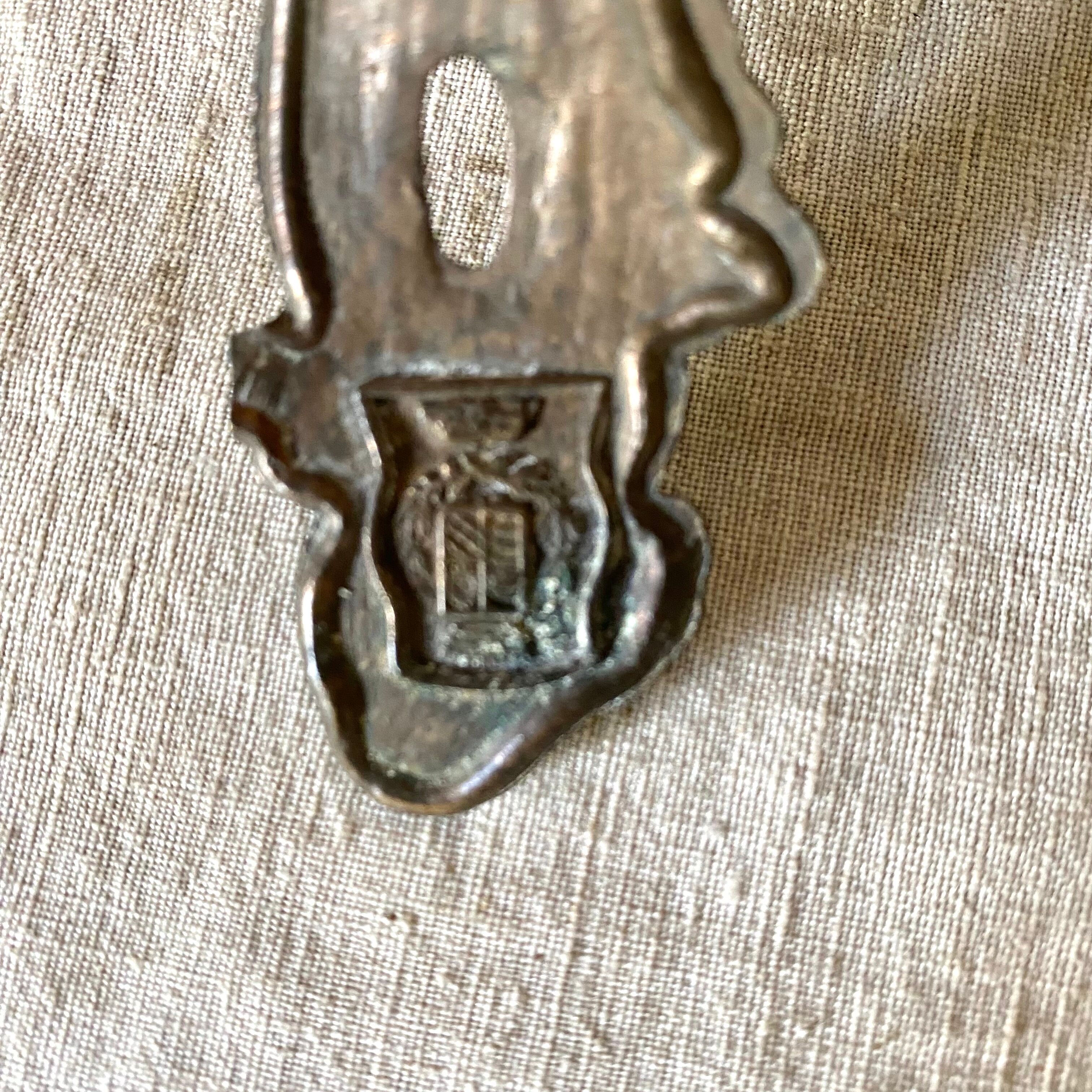 Antique style thumb candle holder