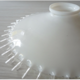 Plafonniers en opaline dentelée années 40-50 électrifiée