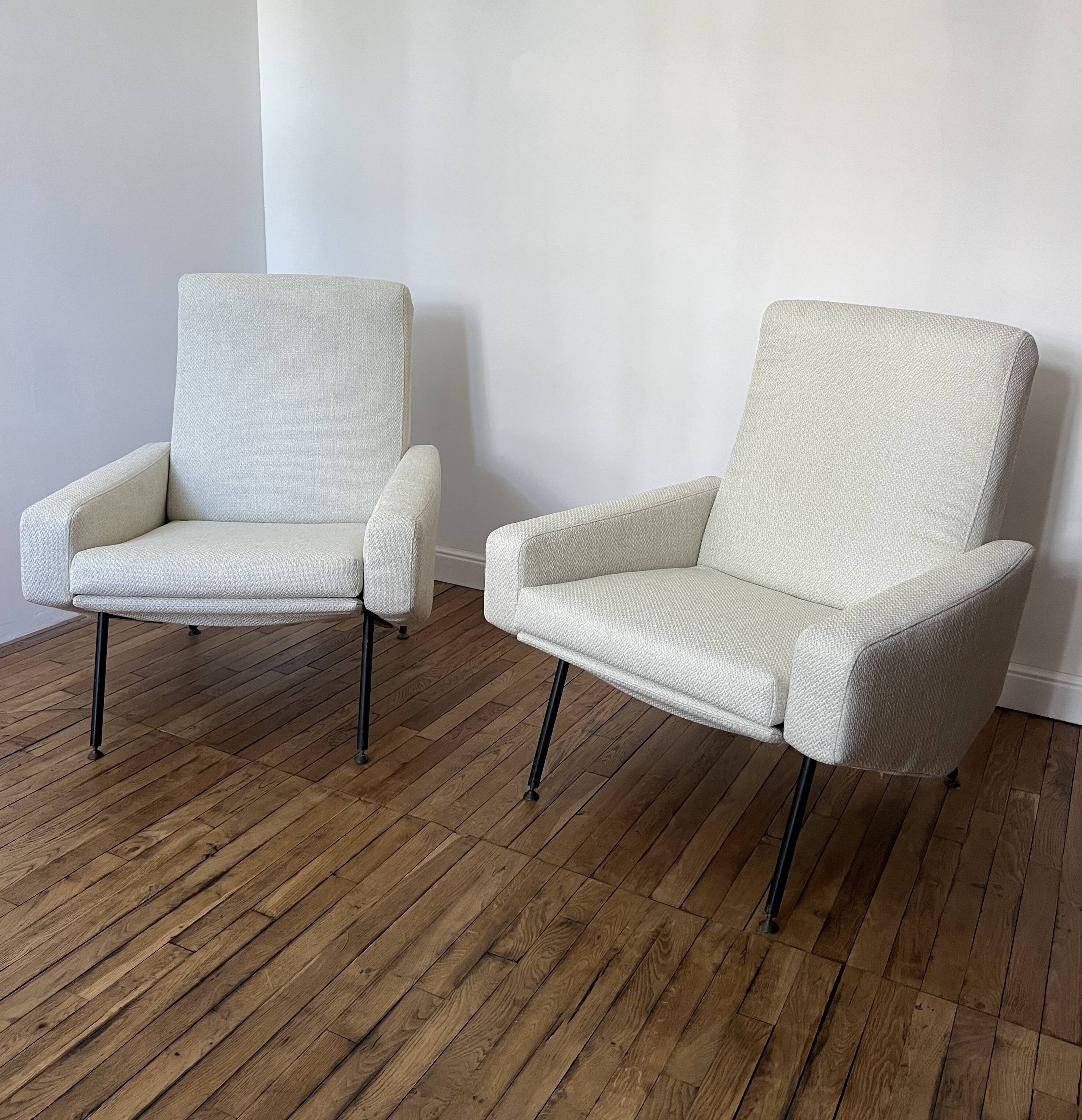 Pair of "Troïka" armchairs by Pierre Guariche, Airborne. Reupholstered 2026.