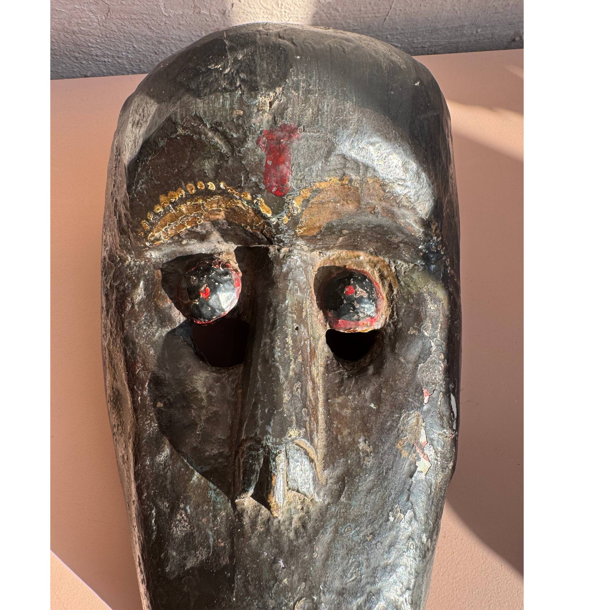 Masque rituel de l’Himalaya – sculpté à la main – yeux polychromes – Népal
